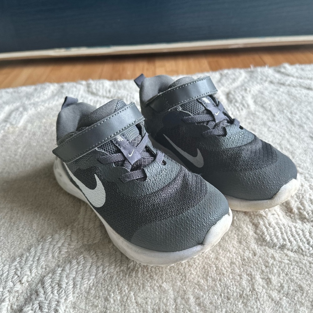 Little Kids Nike tennis shoes
